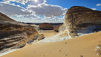 Rocce calcaree sepolte da dune di sabbia ai margini del 'deserto bianco'